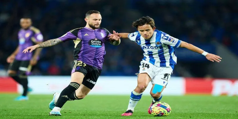 Cầu thủ Real Sociedad trong pha tranh chấp bóng với Valladolid